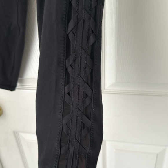 Lululemon size 6 with mesh detailing - Picture 4 of 8